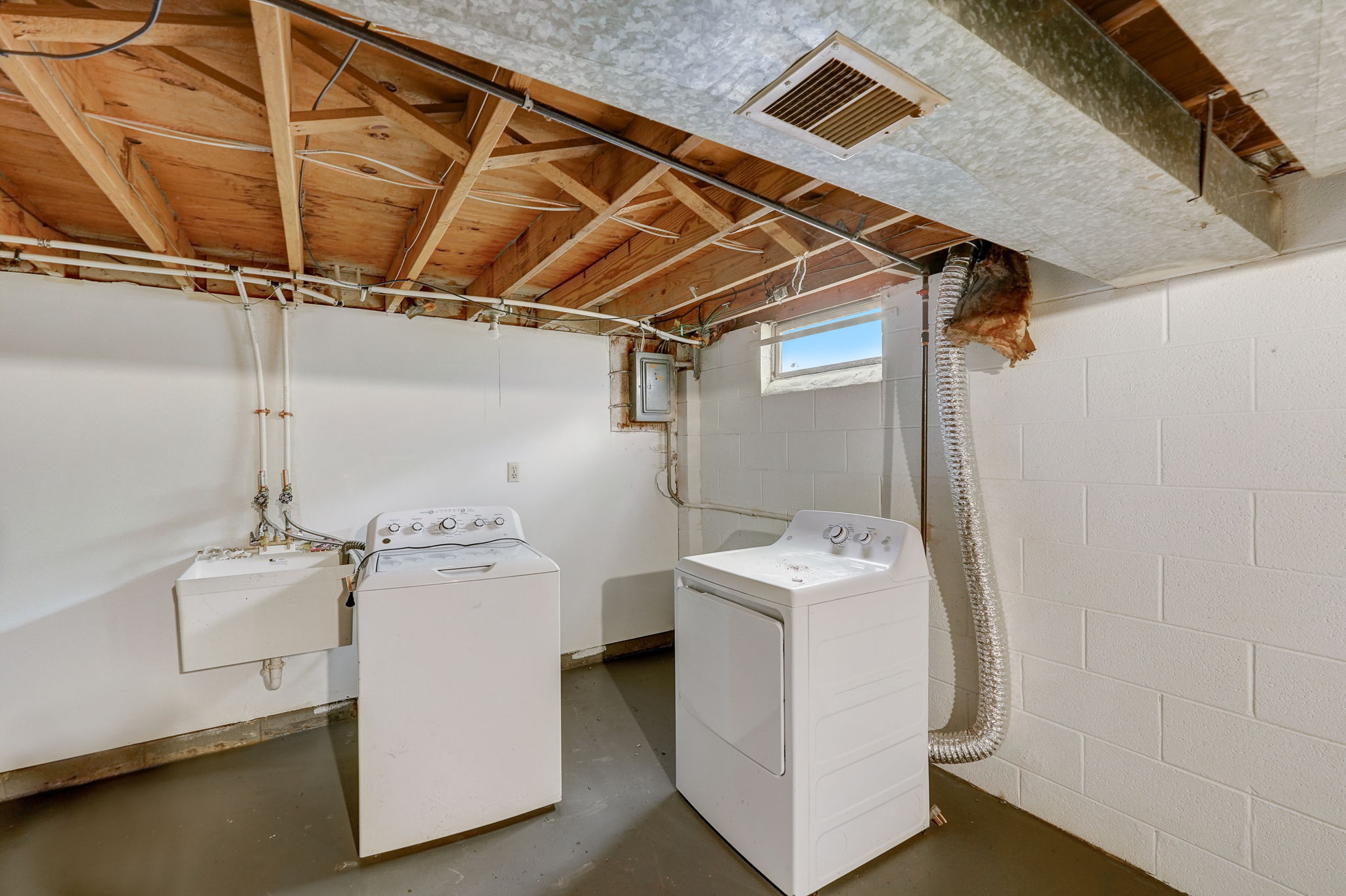 30122-web-or-mls-S 64th St 67526-022.jpg